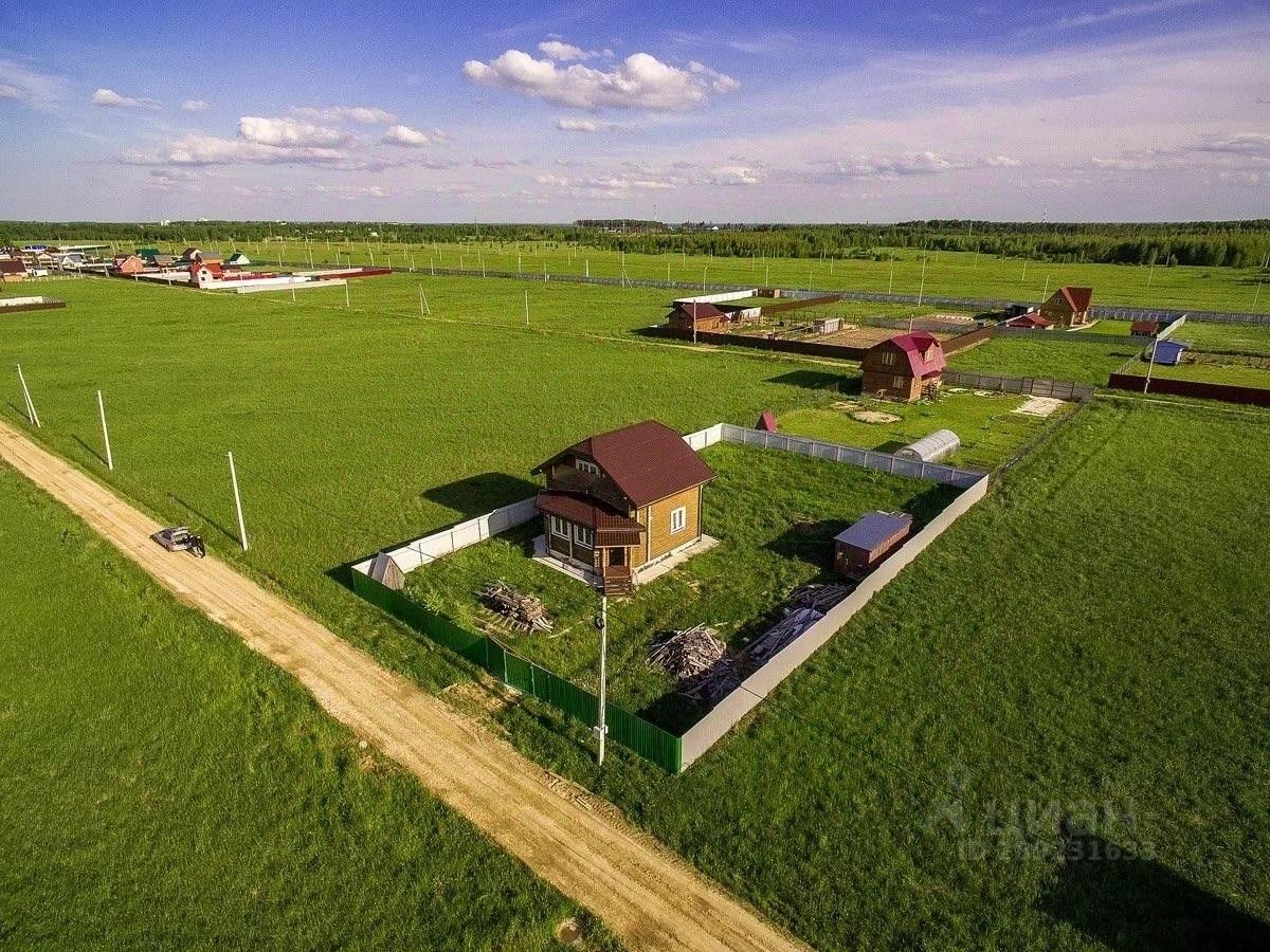 Участок в построенном поселке. Участок земли. Земля для застройки. Земельный участок для строительства. Участок ИЖС.