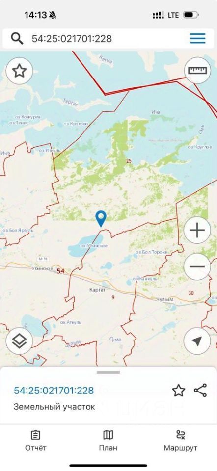 На изображении представлен участок земли, обозначенный на карте. Видно, что территория окружена красной линией, обозначающей границы. Участок расположен в районе с водоемами и лесными массивами, что создает природный ландшафт. На карте четко видны дороги и другие участки, что позволяет оценить инфраструктуру. Основные цвета карты — светло-зеленый для лесов и голубой для водоемов, что придает изображению яркость и контраст. Указатель местоположения выделен синим маркером, что облегчает навигацию по участку.