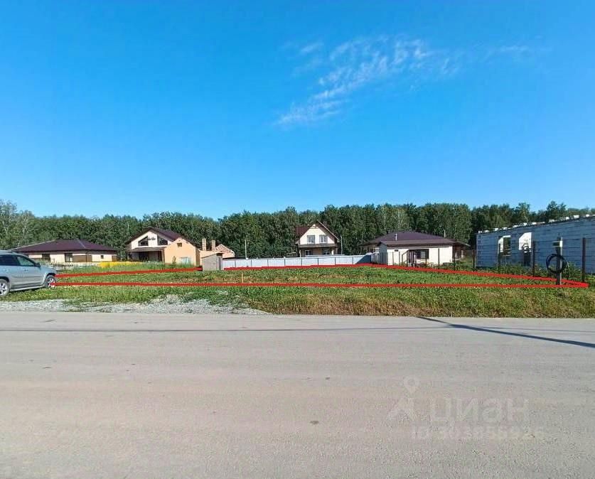 На фотографии представлено несколько жилых домов с различными архитектурными стилями. Один дом имеет двускатную крышу с мансардой, другой — плоскую крышу. Стены домов отделаны светлыми и темными материалами, создавая контраст. Внутренние пространства, вероятно, открытые и светлые, что подчеркивает комфорт. Окружение ухоженное, с зелеными газонами и ограждением. Цветовая палитра включает нейтральные и теплые оттенки, что создает уютную атмосферу. Дорога перед домами асфальтированная, обеспечивая удобный доступ к объектам недвижимости.