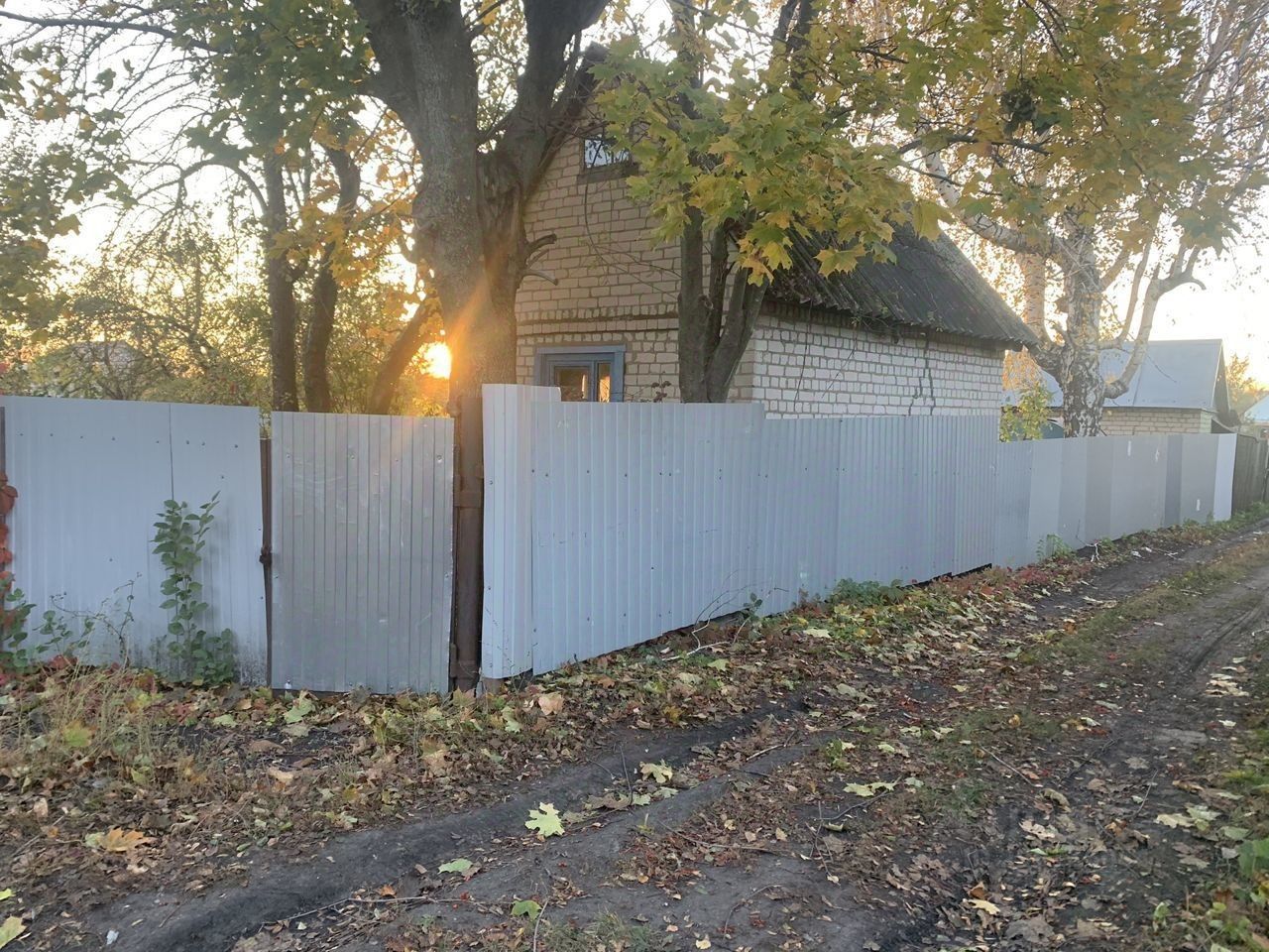 Участок 660 кв.м в Липецке. Тихое место, огорожено забором, кирпичный дом, деревья, уютная атмосфера, рядом дорога.