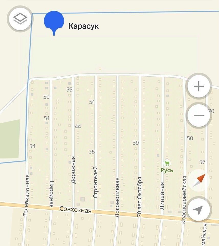 На изображении представлена карта с обозначением района Карасука. Видны улицы, такие как Совхозная и Локомотивная, с нумерацией домов. Пространство организовано в виде прямых линий, разделенных на участки. Каждая улица имеет равномерное распределение домов, что создает аккуратный план застройки. Цветовая палитра карты нейтральная, с использованием светлых тонов для фона и темных для обозначения улиц. Не видно никаких архитектурных элементов или интерьеров, так как изображение является картой, а не фотографией конкретного объекта недвижимости.