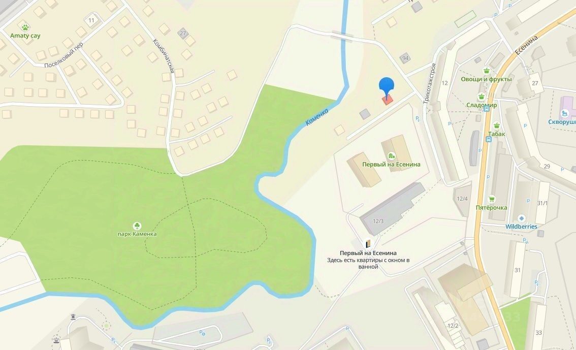 На изображении виден участок земли, окруженный зелеными насаждениями. Архитектурный стиль строений варьируется от современных до традиционных. Структурные особенности включают прямые линии и симметричные формы. Внутреннее пространство, вероятно, включает квартиры с окнами, выходящими на улицу. Основные характеристики помещений могут включать открытые планировки и естественное освещение. Используемые материалы, вероятно, включают кирпич и бетон, с отделкой в нейтральных тонах, таких как белый и светло-серый, что создает современный и уютный вид.