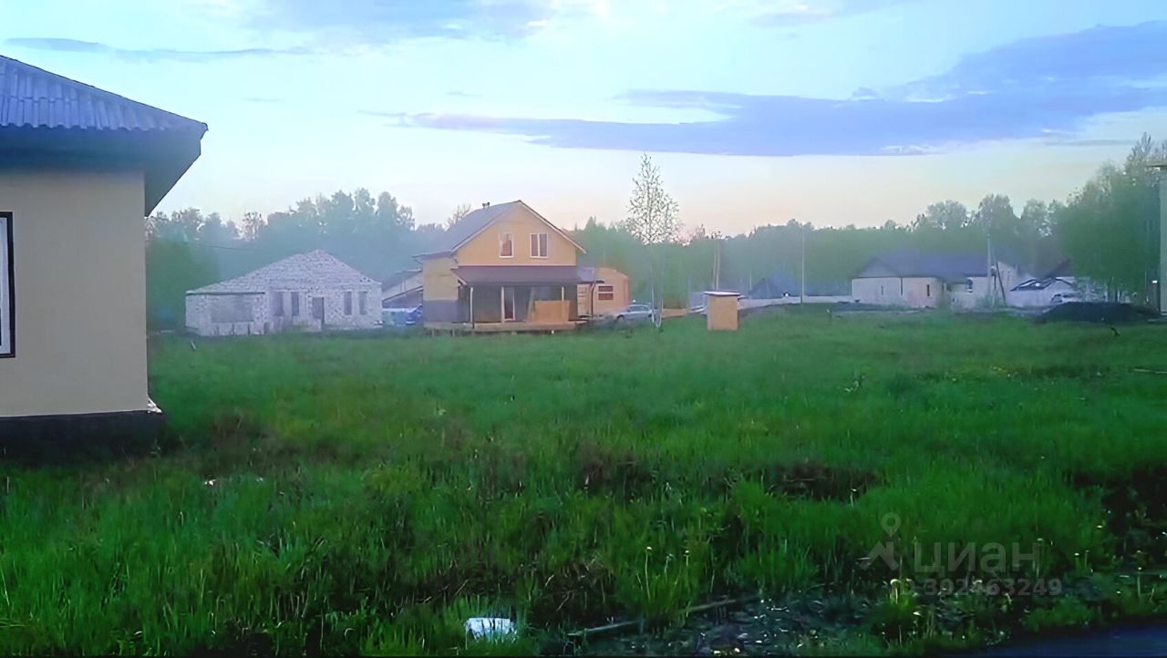 На фотографии представлено здание в современном архитектурном стиле с элементами минимализма. Фасад выполнен в светлых тонах, с большими окнами, обеспечивающими естественное освещение. Структурные особенности включают одноэтажную планировку с мансардным этажом, а также террасу, выходящую на зеленую лужайку. Основные характеристики помещения включают открытое пространство, которое может служить кухней и гостиной. Используемые материалы — дерево и камень, придающие уютный вид. Цветовая палитра состоит из теплых оттенков, таких как желтый и бежевый, создающих атмосферу комфорта.