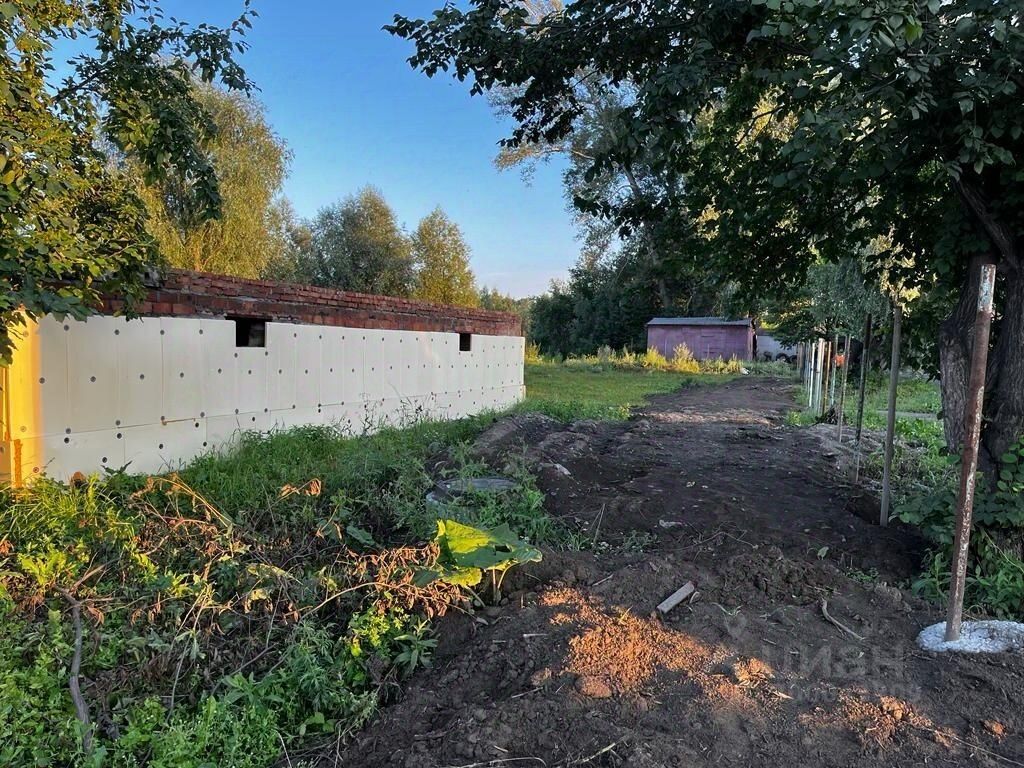 Участок 1800 кв.м в Барнауле. Зелёная зона, частично огорожен, тихое место, идеален для строительства.