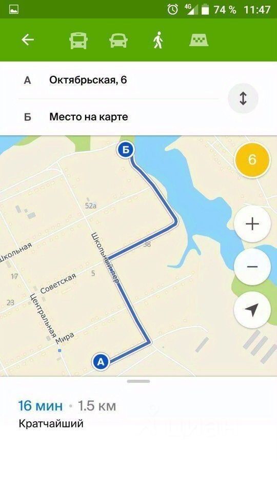 В изображении видна карта с маршрутом, показывающая путь от одной точки к другой. Дороги обозначены синими линиями, а места отмечены буквами А и Б. На карте также присутствуют названия улиц, такие как Октябрьская и Советская. В верхней части отображается информация о времени в пути и расстоянии, а также значки для выбора транспорта. Цветовая палитра карты включает зеленые и голубые оттенки, что создает четкое и понятное представление о местоположении и маршруте.