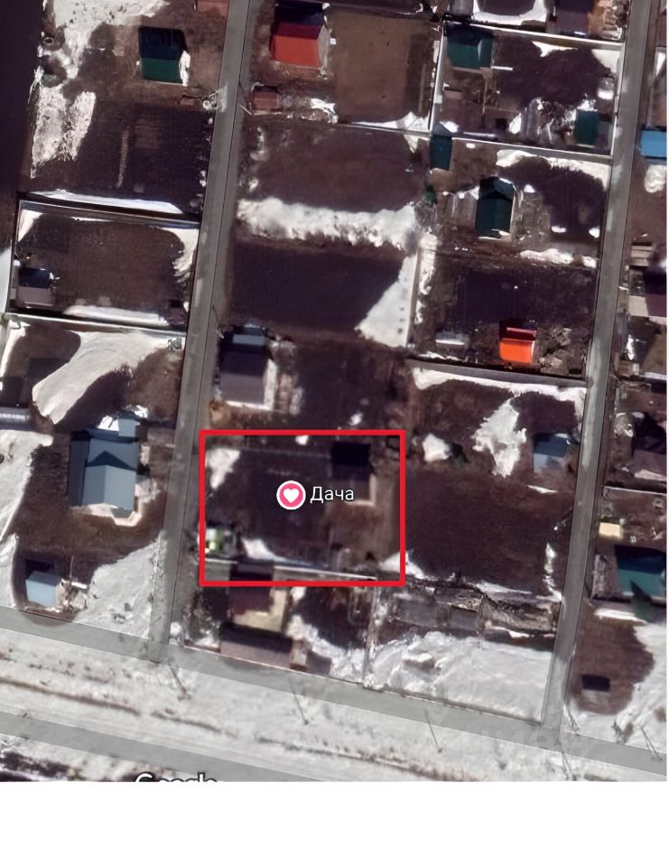 На фотографии видно загородное строение, выполненное в традиционном русском стиле. Стены окрашены в тёмные и светлые тона, что создаёт контраст. Крыша имеет скатную форму, покрытую черепицей. Внутри видна просторная комната с большими окнами, обеспечивающими естественное освещение. Пол выполнен из дерева, что придаёт уютную атмосферу. Мебель минималистична, акцент сделан на функциональности. В интерьере преобладают натуральные материалы, такие как дерево и камень, создающие гармоничное сочетание с окружающей природой.