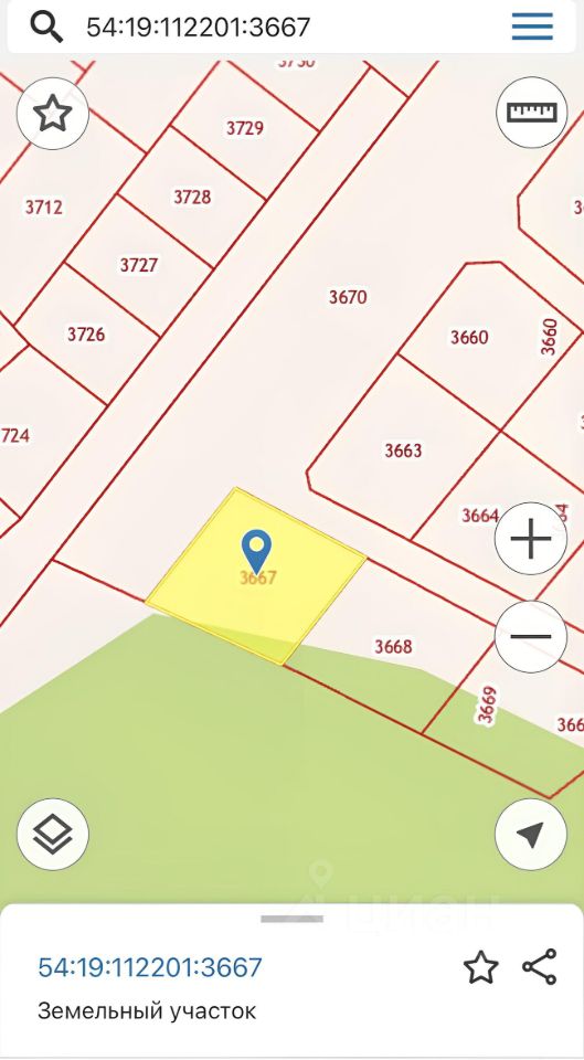 На изображении представлена схема земельного участка с выделенным желтым квадратом, обозначающим участок 3667. Участок окружен красными линиями, которые обозначают границы соседних участков. Размеры и расположение участка четко видны, что позволяет оценить его форму и площадь. Фон выполнен в светлом цвете, что подчеркивает выделение участка. Данная схема может быть полезна для планирования строительства или продажи недвижимости, так как предоставляет информацию о границах и соседних участках.