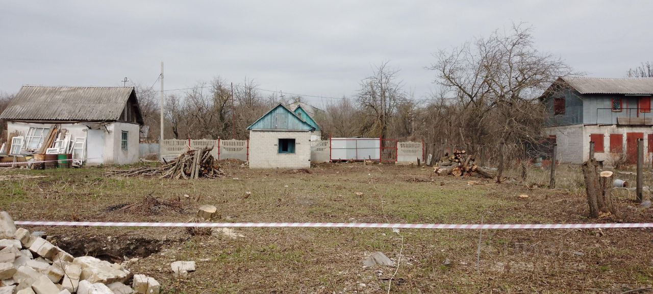 Продается участок в Липецке. На участке есть небольшие постройки, забор, деревья. Удобное расположение в тихом районе.