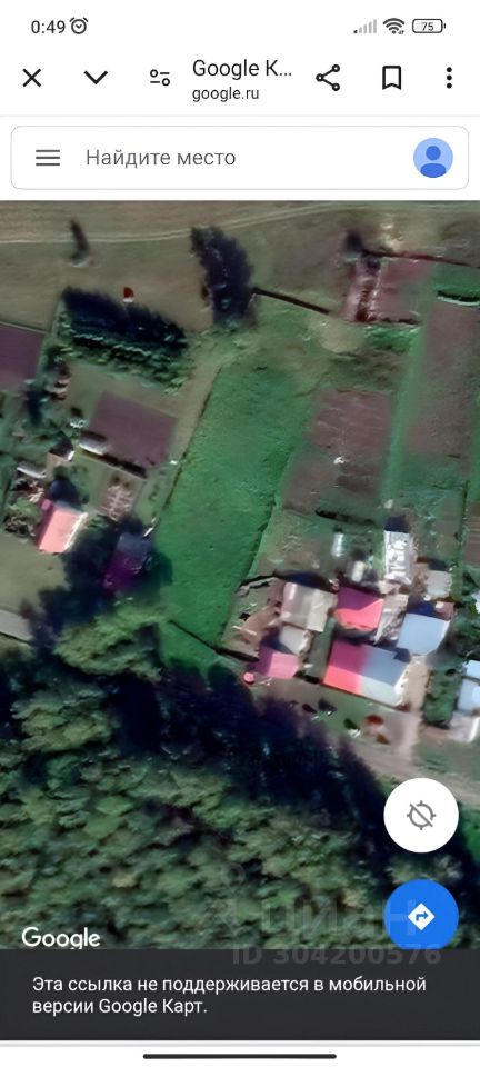 На изображении виден участок земли с несколькими строениями, расположенными в ряд. Архитектурный стиль варьируется от простых одноэтажных домов до более крупных зданий с двускатными крышами. Яркие крыши из металлочерепицы добавляют колорита. Структурные особенности включают огороды и зеленые насаждения вокруг, создающие уютную атмосферу. Основные характеристики пространства — это разнообразие форм и цветов зданий, а также ухоженные участки земли, что свидетельствует о сельском стиле жизни. Используемые материалы — дерево и металл, что подчеркивает практичность и функциональность объектов.