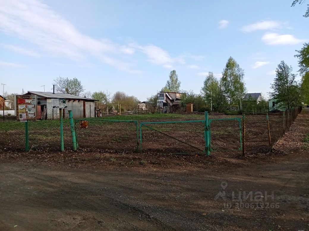 Продается участок в Барнауле. Просторная территория, огороженная сеткой. Идеально для строительства дома. Спокойный район.
