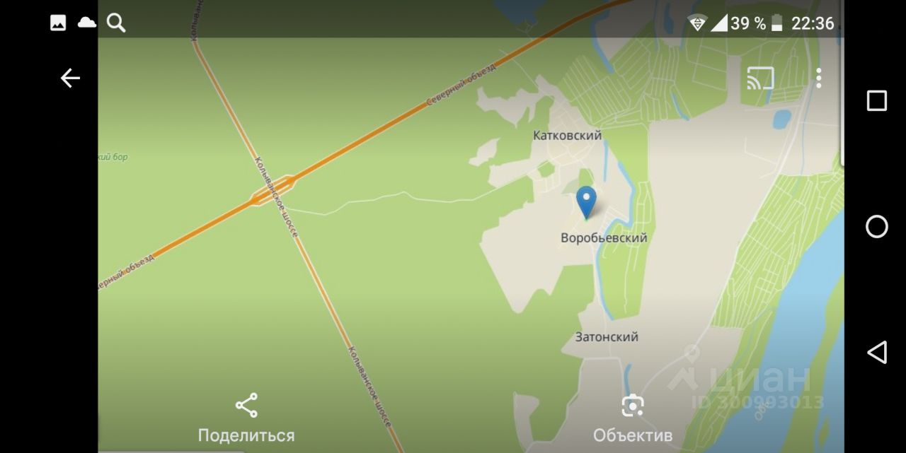 На изображении представлена карта с обозначением местоположения. Архитектурные элементы не видны, так как изображение является картографическим. Структурные особенности и планировка отсутствуют, так как это не интерьер. Основные характеристики включают обозначенные дороги и населенные пункты. Материалы, цвета и отделка не применимы, так как изображение представляет собой цифровую карту, выполненную в основном в зеленых и желтых тонах, с обозначением дорог и объектов. Основное внимание уделяется географическим данным.
