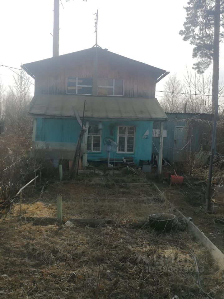Участок в Екатеринбурге. Деревянный домик, просторный двор, тихое место, идеальное для отдыха и садоводства.