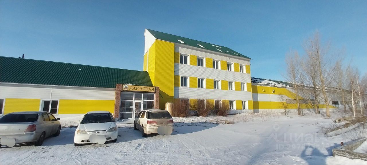 Продается здание в Барнауле, общая площадь 4300 кв.м. Яркий фасад, просторная парковка, удобное расположение. Без отделки.
